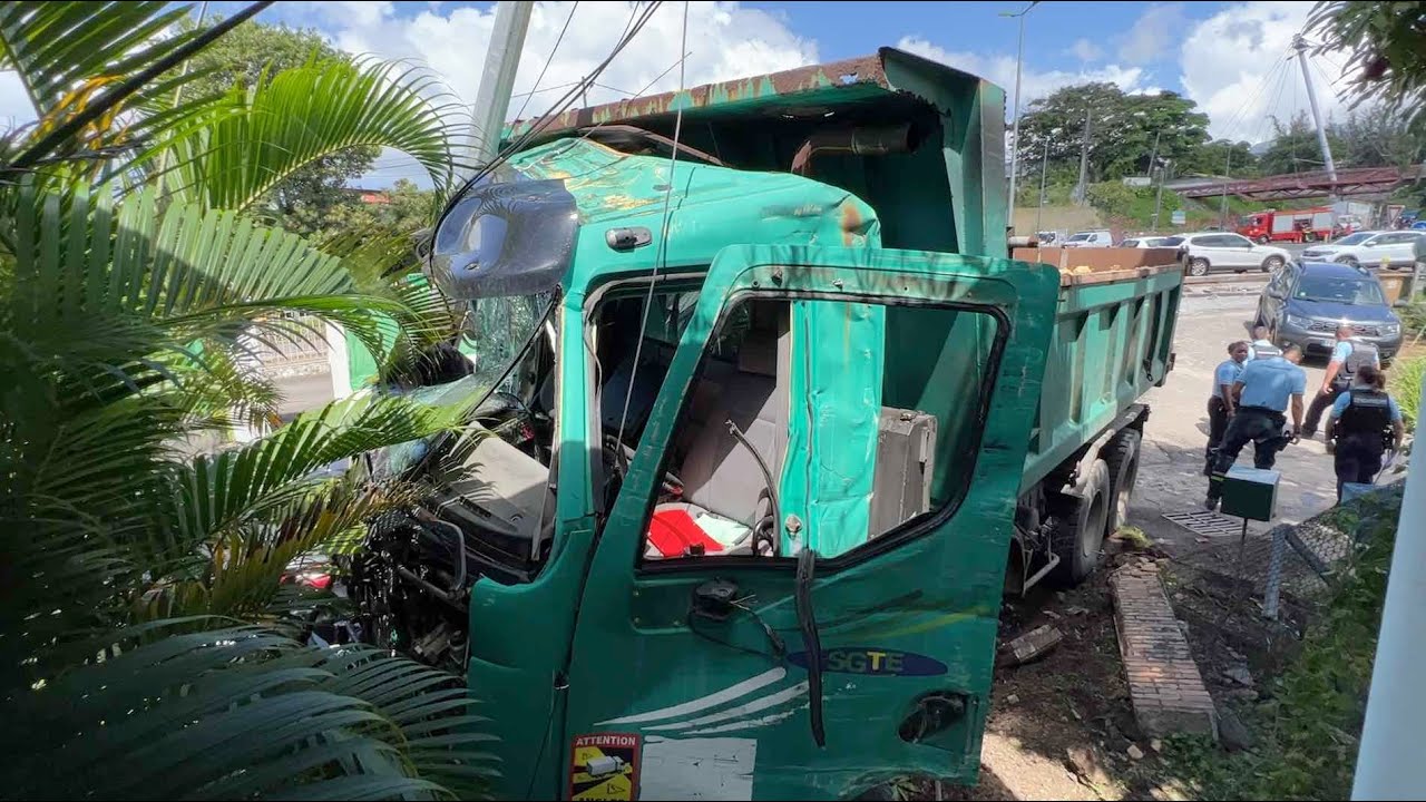 Accident sur la route de Gourbeyre ce matin, trois véhicules poids lourds sont rentrés en collision.
