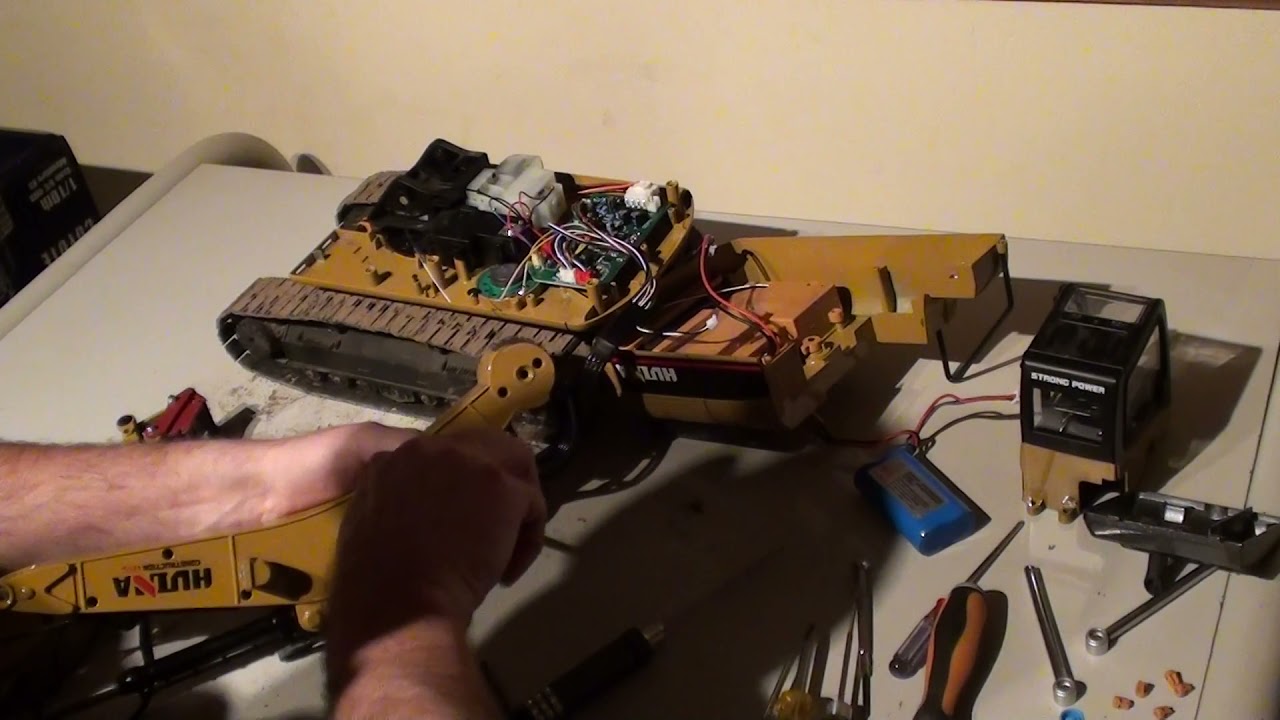 Huina 1580/580  main arm issues part 1 : The break down