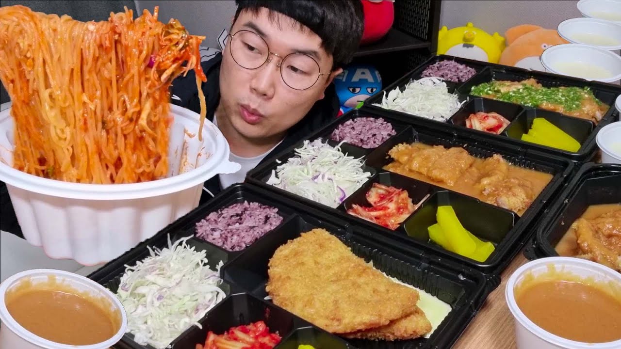 엠브로돈까스 2년만에.. 배달시켜서 쫄면이랑 맛있게 냠냠!