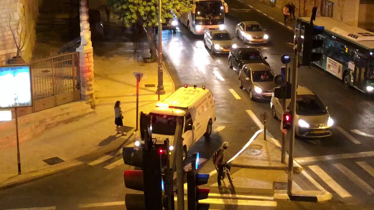 Magen David Adom Ambulance Responding (DJ Siren play)