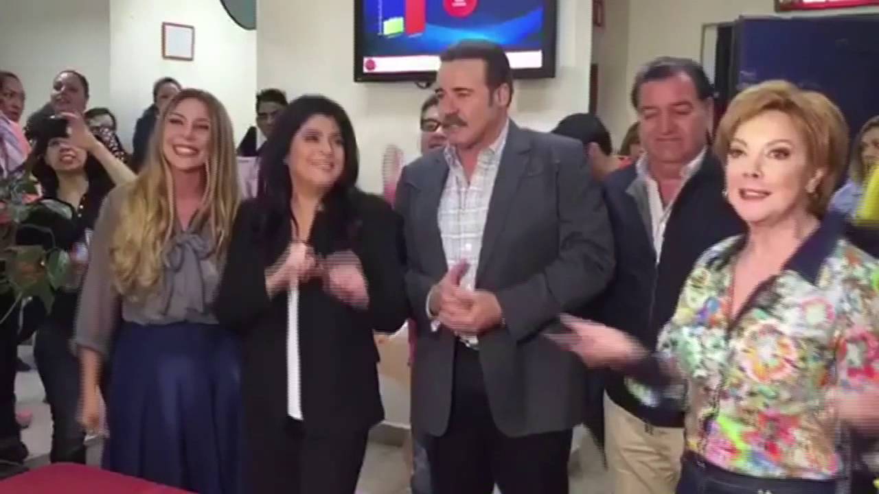 Elenco de Las Amazonas le Festeja el Cumpleaños a Victoria Ruffo