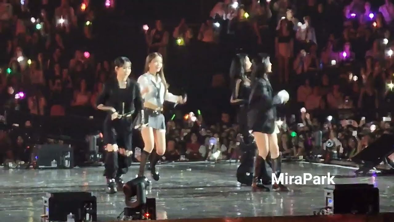 Mamamoo 'Décalcomanie' fancam Music Bank in Paris 2023