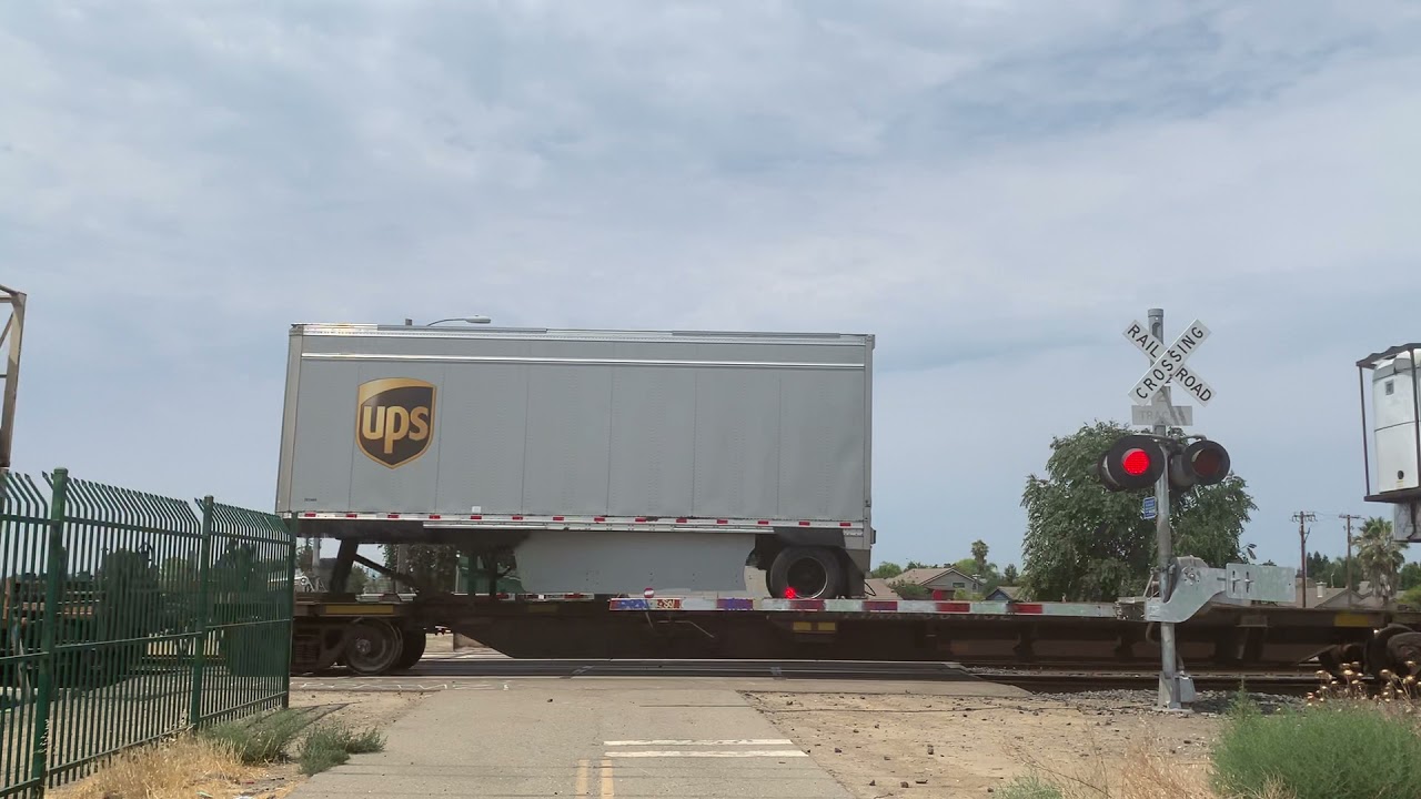 UP 2560 Intermodal South, Calaveras River Bike Trail Railroad Crossing, Stockton, CA