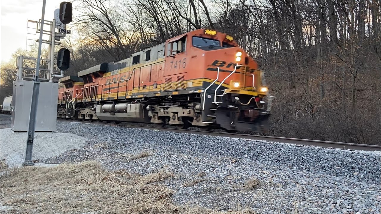Large Manifest near Frederick, IL!! w/ wave and horn salute!