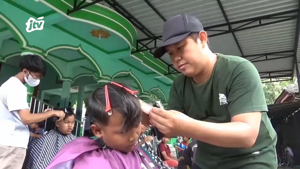 Tradisi Potong Rambut Massal Sambut Ramadhan