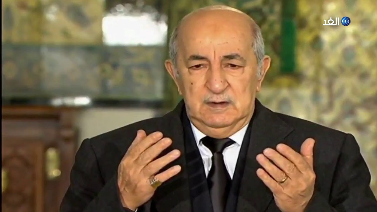 تبون يبكي أثناء إلقاء النظرة الأخيرة على الراحل الفريق قايد صالح