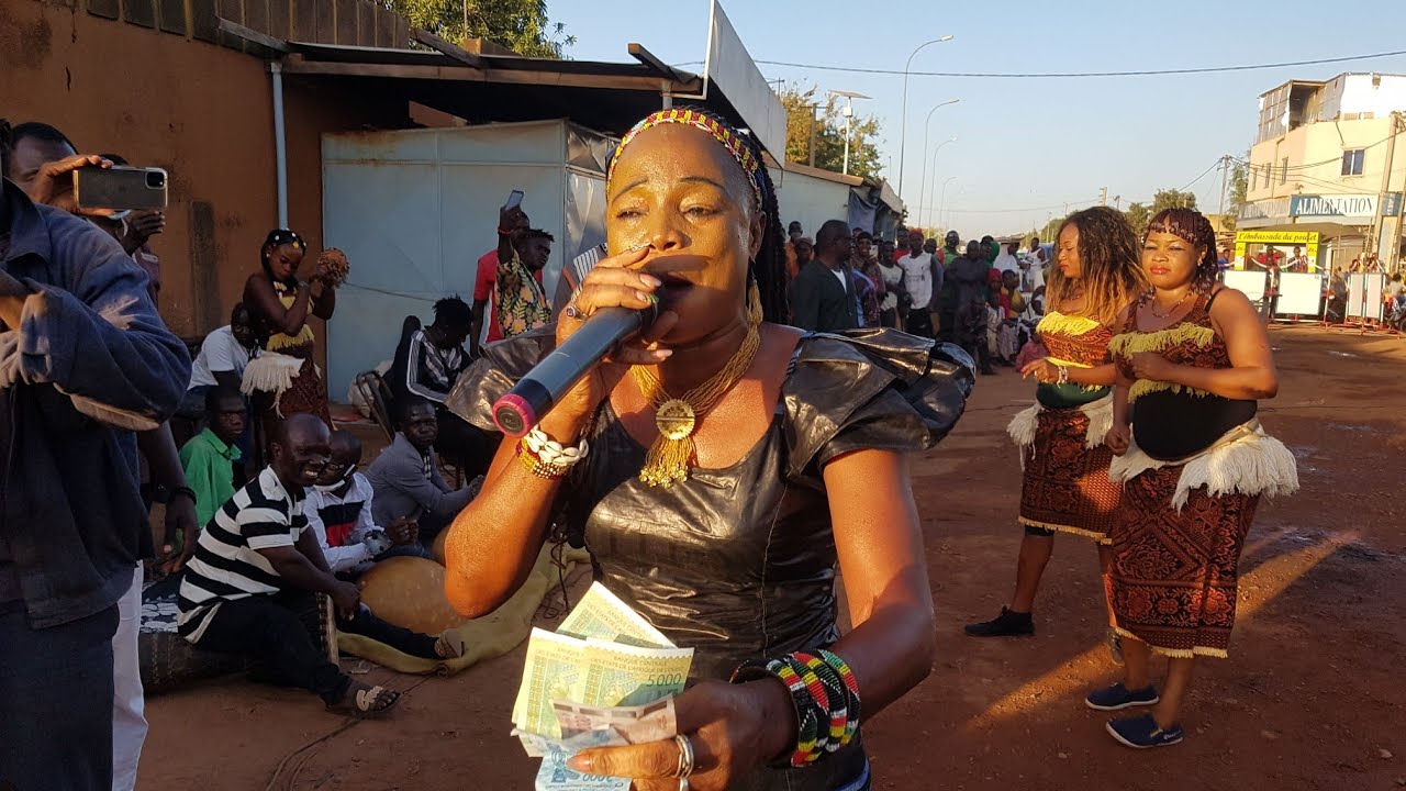 Habibou Sawadogo en prestation  live
