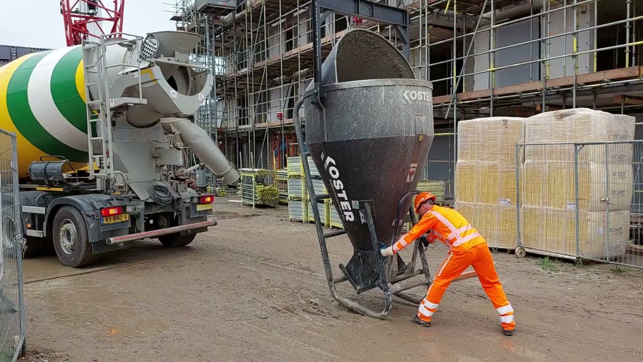 Betonmortel lossen in een kubel
