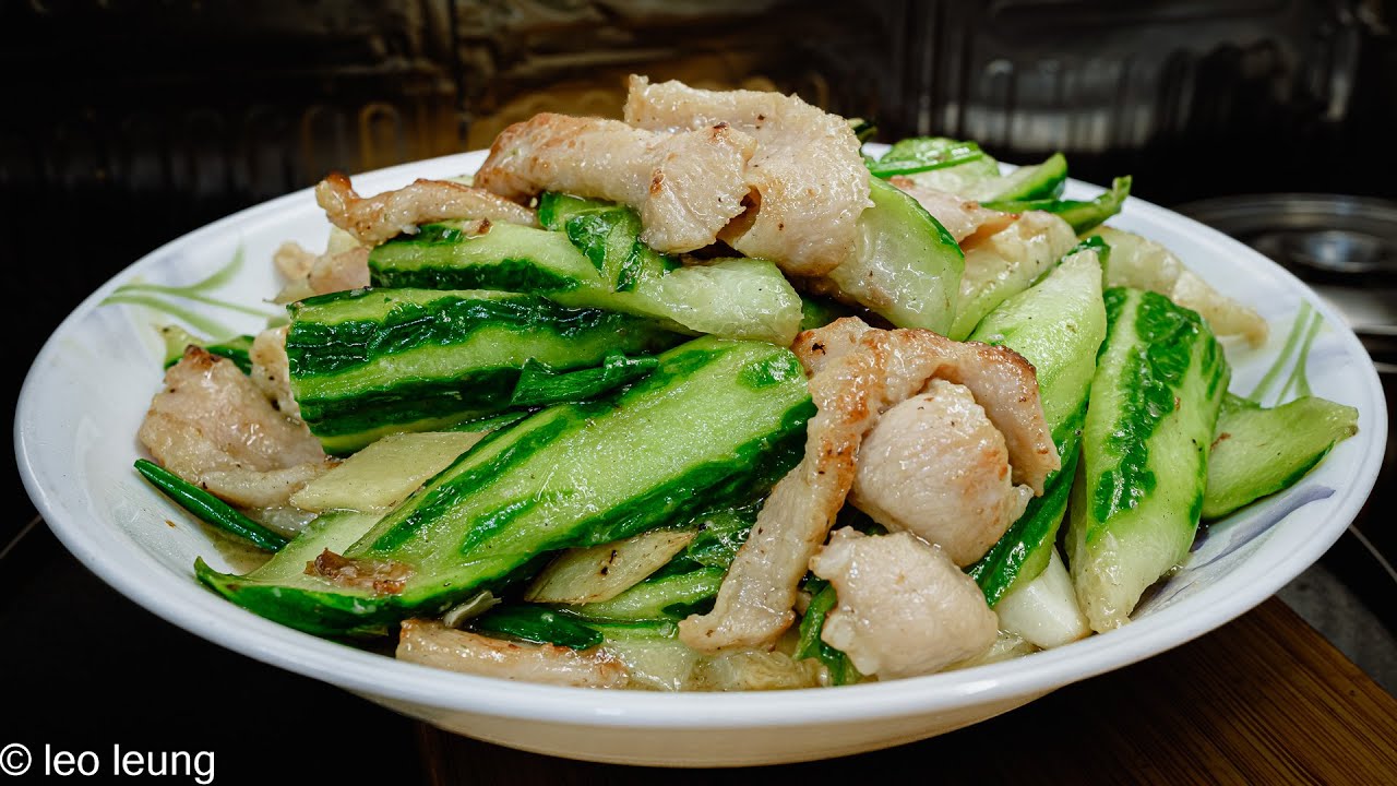 廣東話影片｜勝瓜炒豬頸肉｜再用粵菜傳統技法，將豬頸肉製成爽滑彈牙的肉片，而且成本不貴｜只要跟著影片製作，保証達到及超越部份餐廳的水準，大家從此又多一種肉類選擇了！