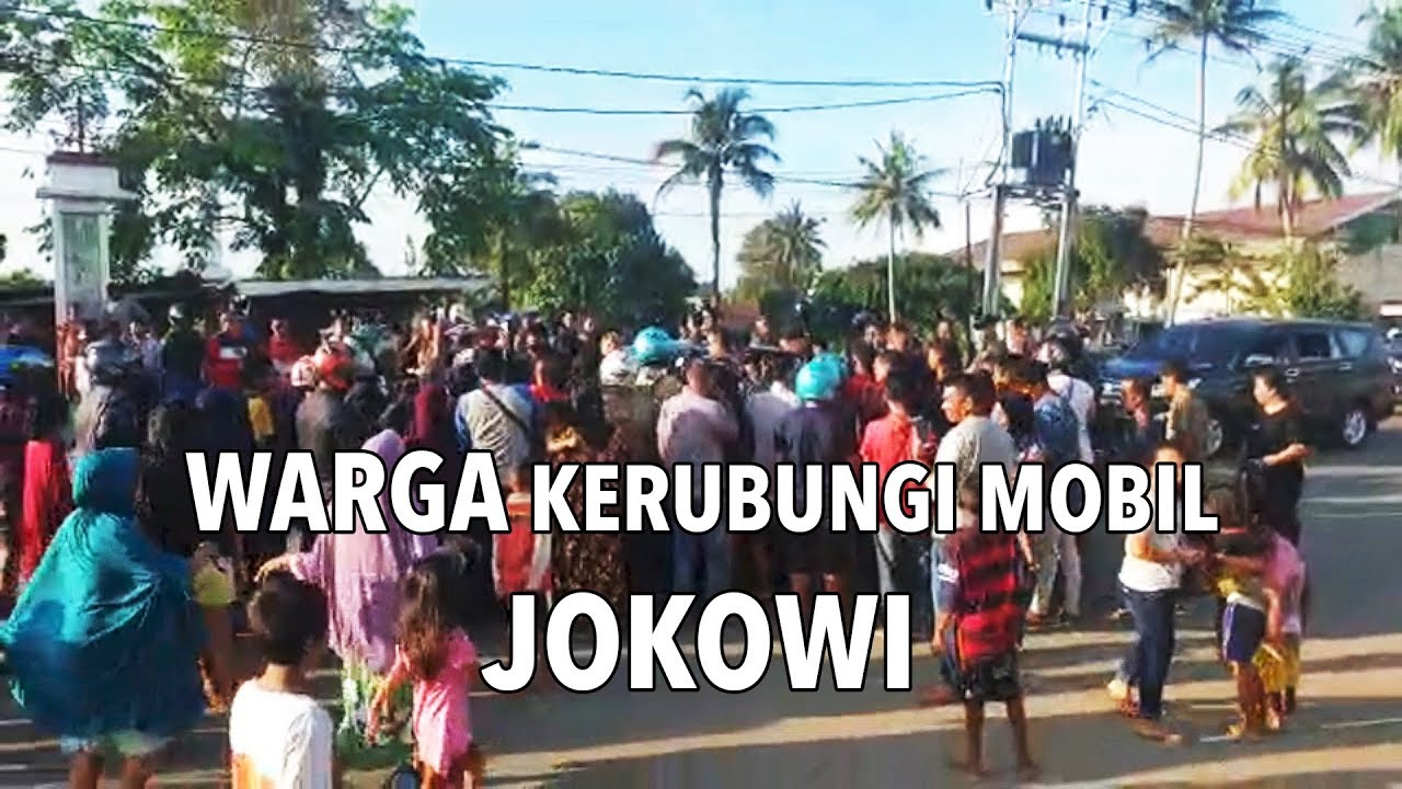 Warga Kerubungi Mobil Jokowi di Papua
