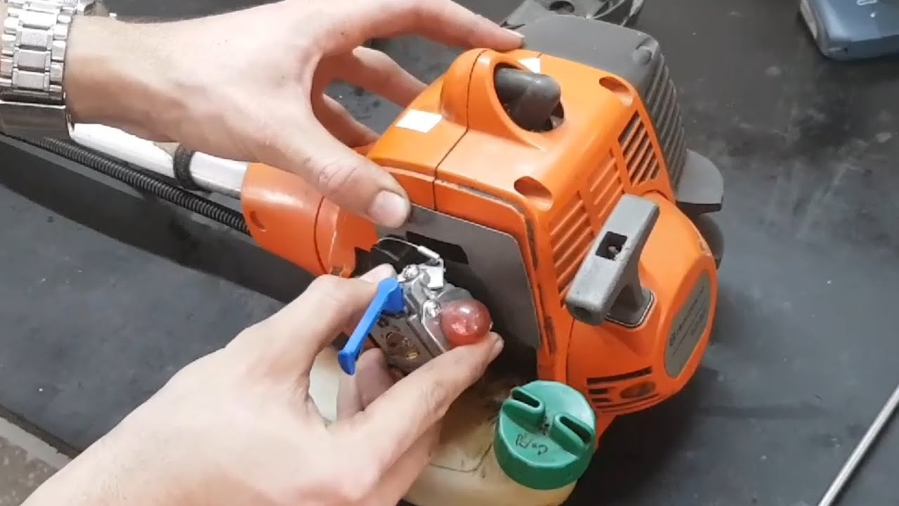 Como retirar o carburador da rocadeira HUSQVARNA 128R.