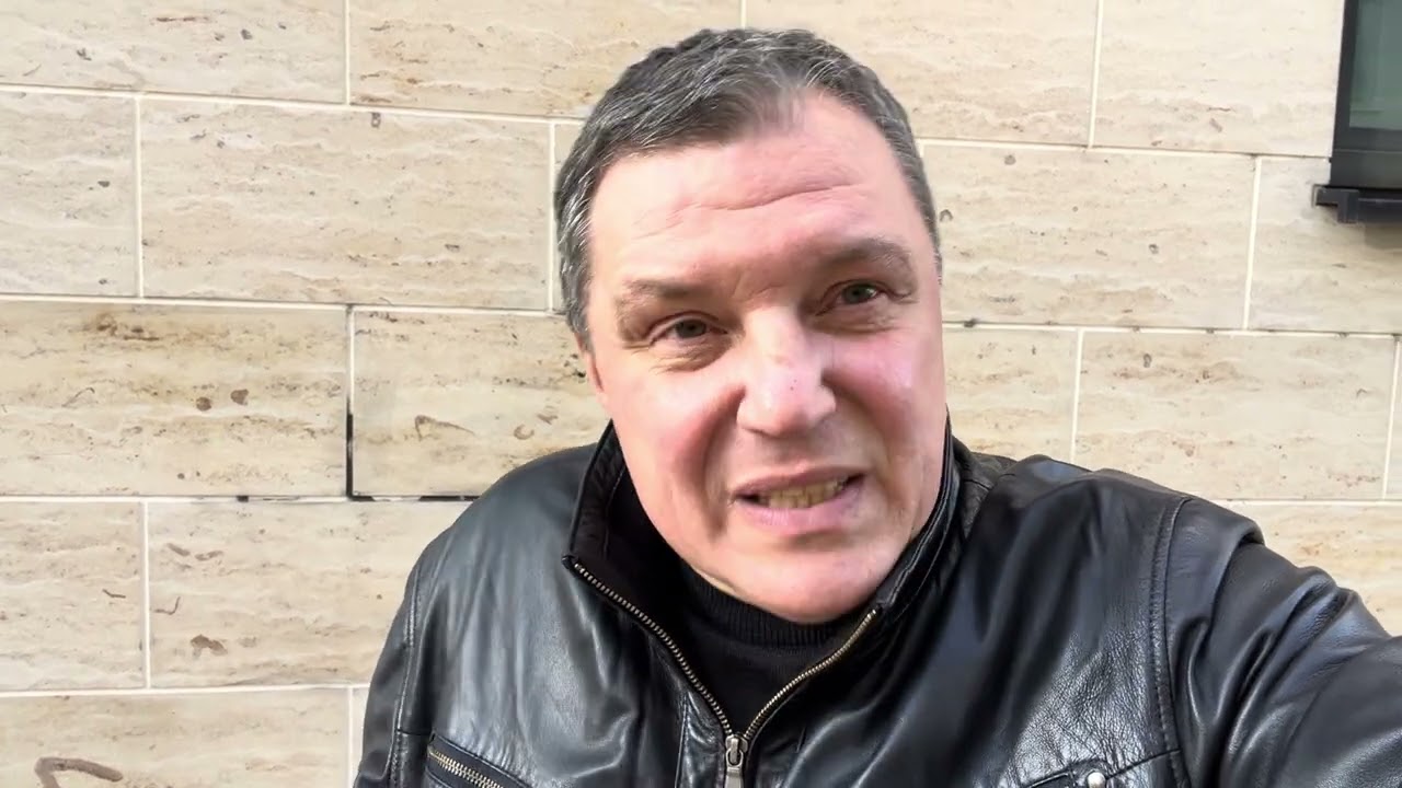Путин обычный чиновник,ничтожество узурпировавший власть. Мы должны отстранить Путина от власти!