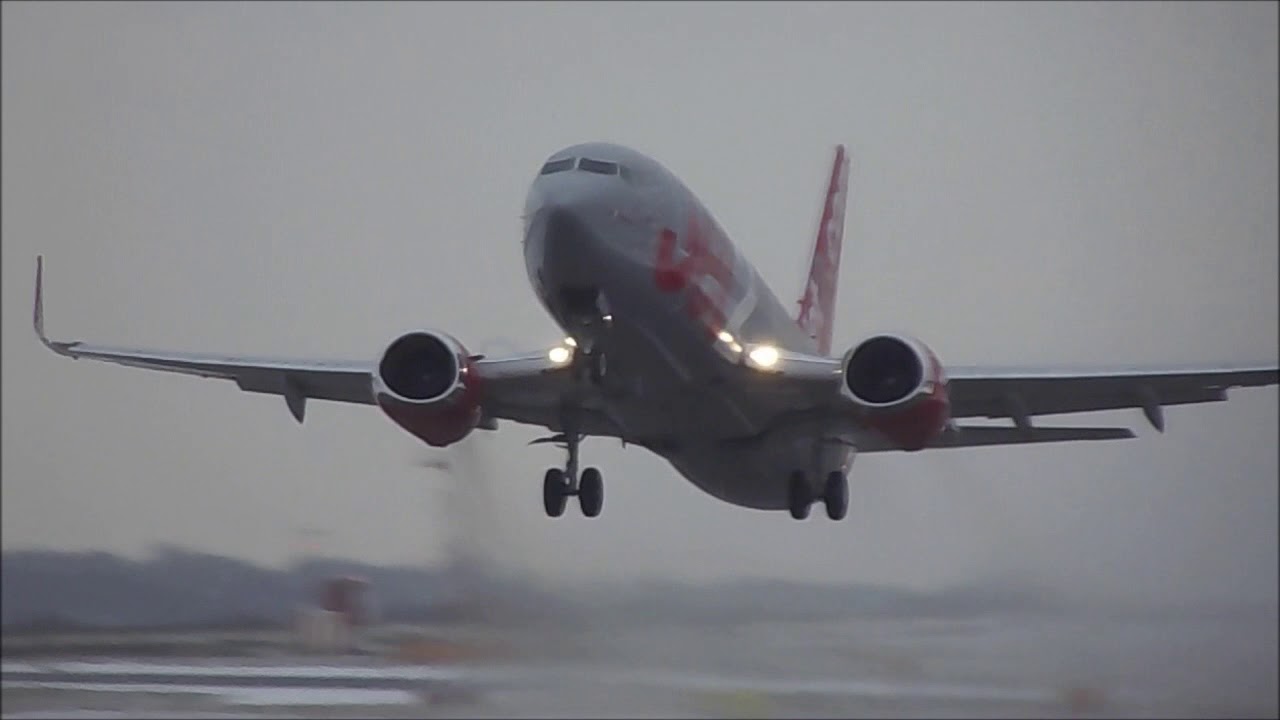 LBA - Wet Departure | Jet2 Boeing 737-300 G-GDFG | DEC 2017