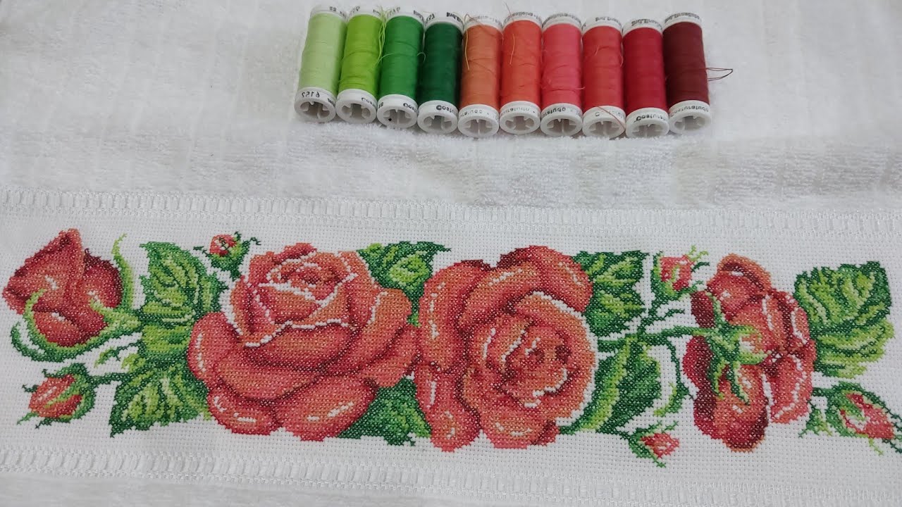 TOALHA BORDADA EM PONTO CRUZ, COM LINHA DE COSTURA
