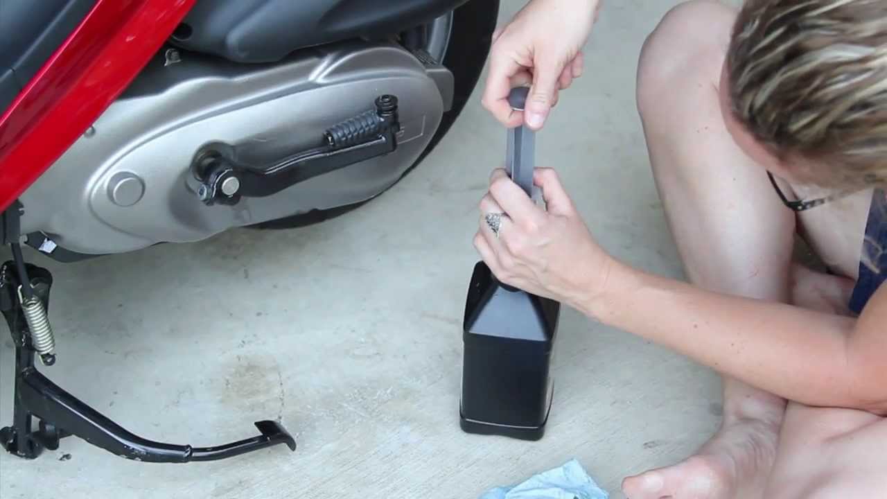 Genuine Buddy - Final Drive / Transmission / Gear Oil Change | Mitch's Scooter Stuff