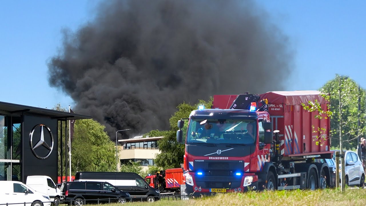 [Primeur] Grip 1, Hulpdiensten met spoed tijdens zeer grote dakbrand bij bedrijf Venus Heerenveen