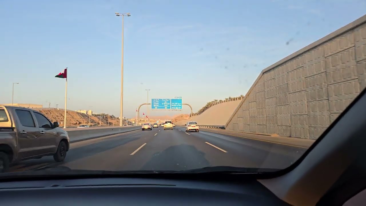 Еду в такси по улицам Маската
