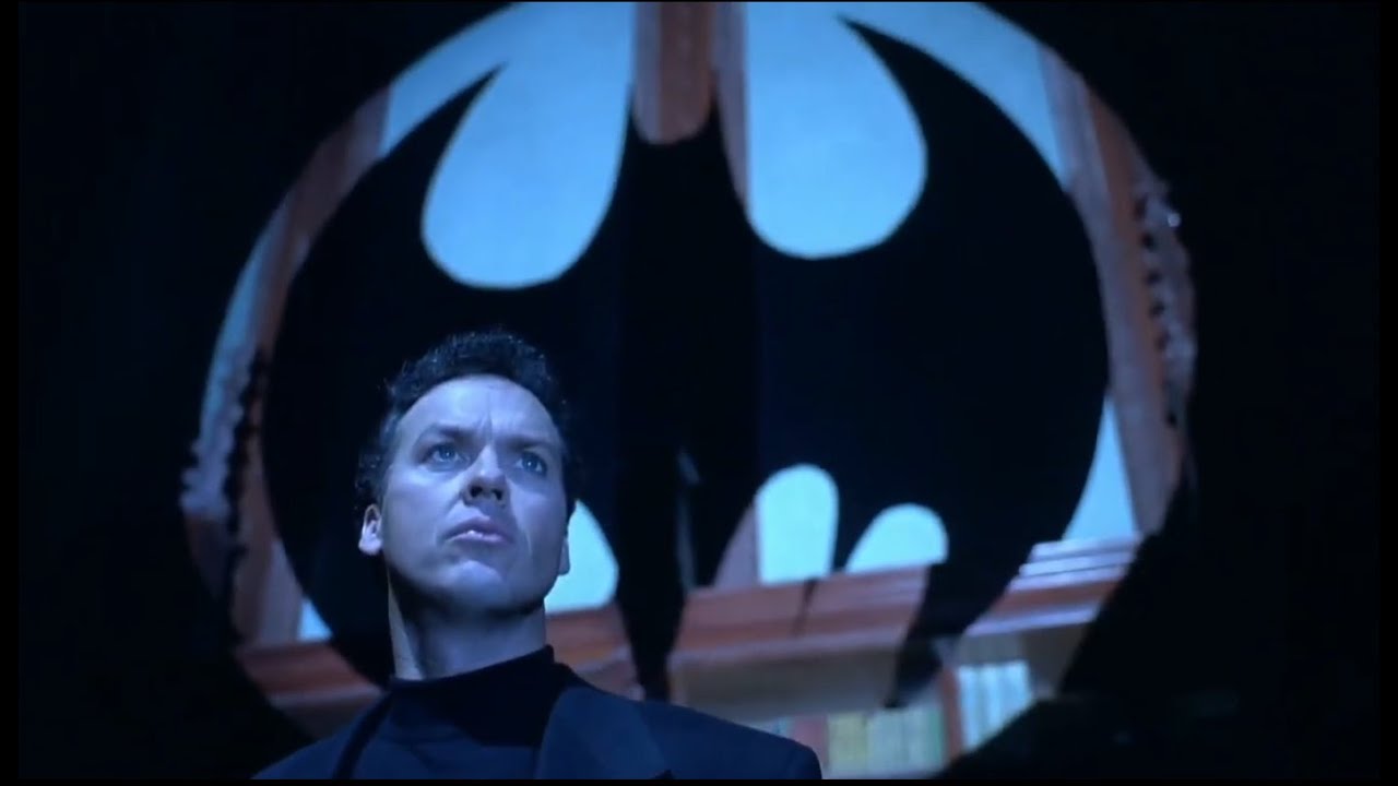 Bruce Wayne recibe la Bati-Se&ntilde;al - Escenas de (Batman Regresa 1992)