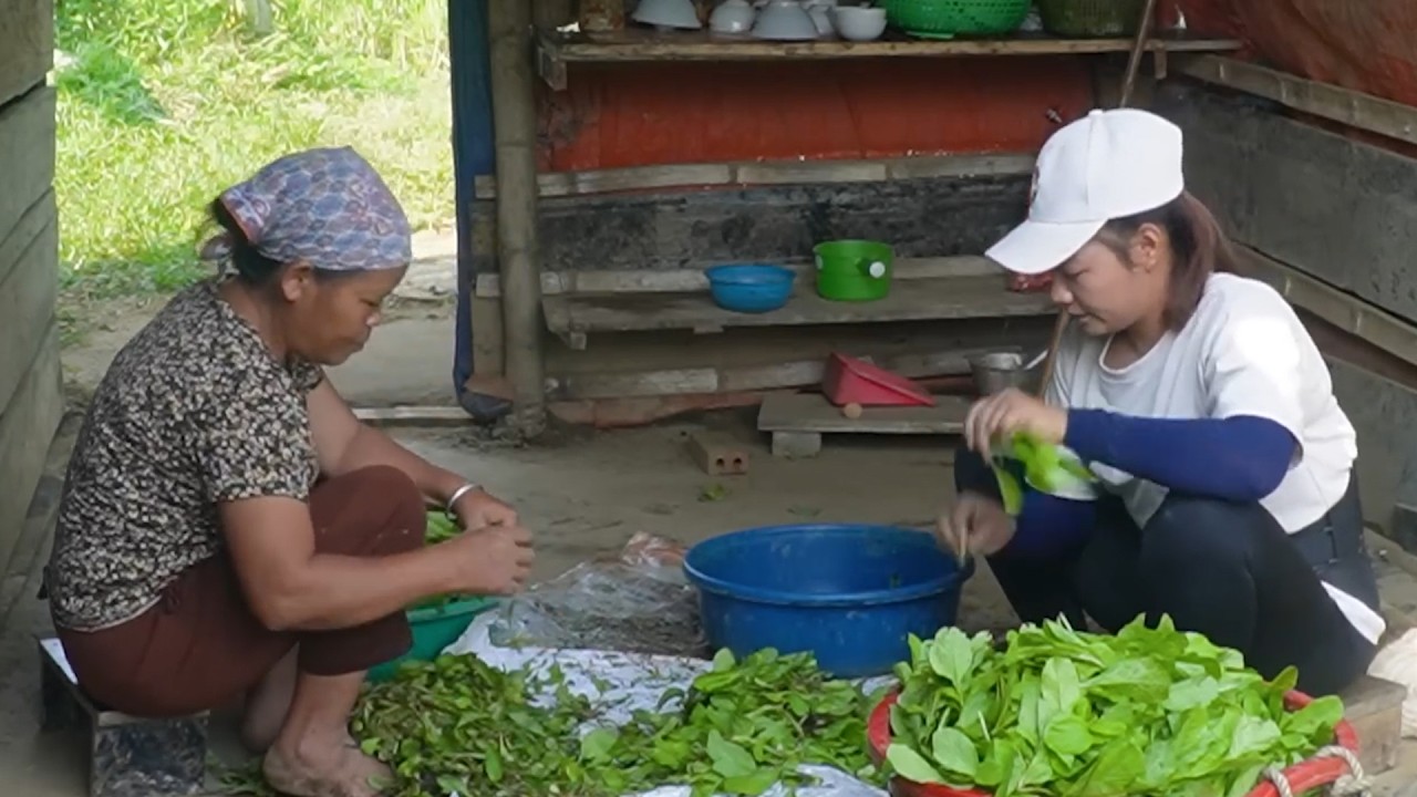 Helping Mom Sell Fresh Organic Garden Vegetables and Selling Out Fast
