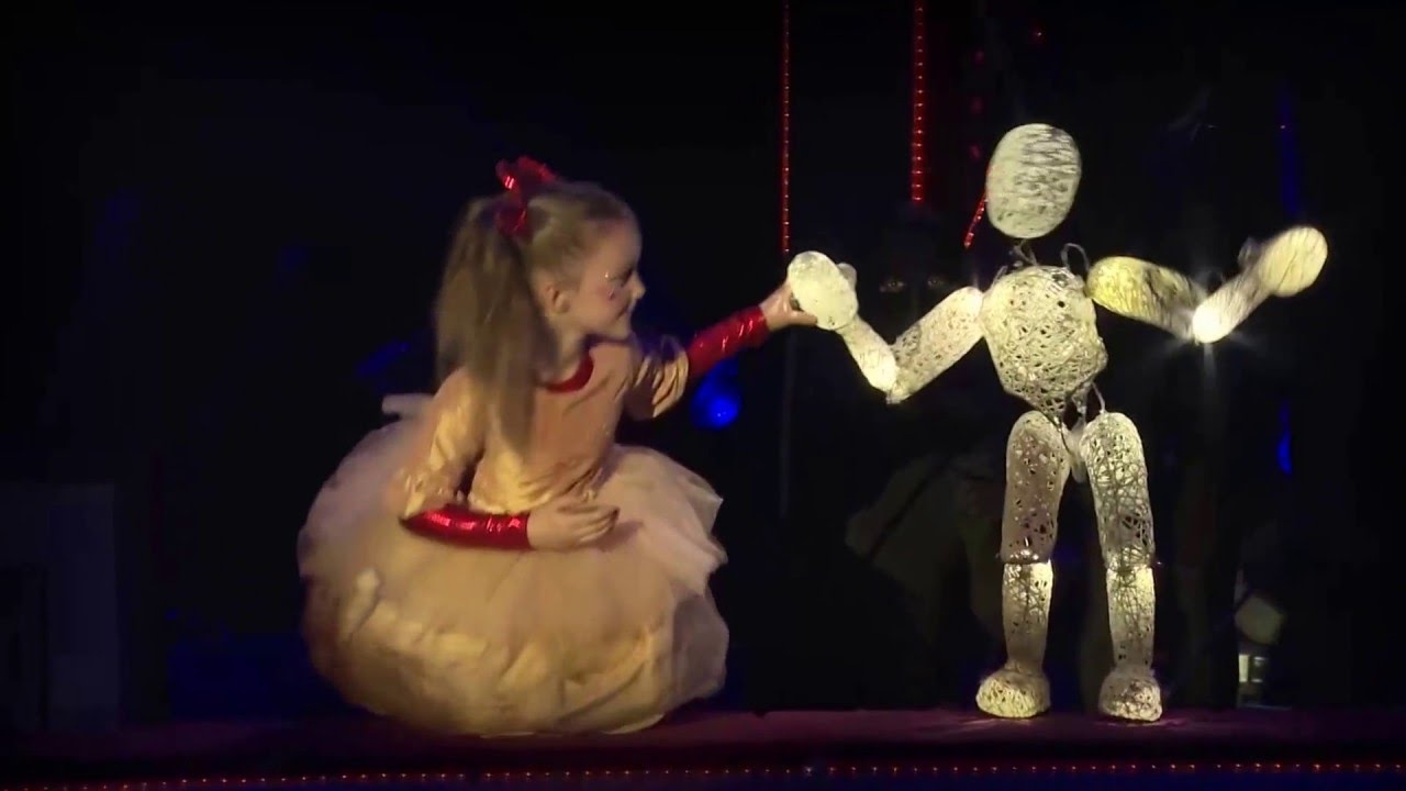 DUNDU - Gentle Giant of Light meets Ballon Girl @ Roncalli 2015 in Berlin