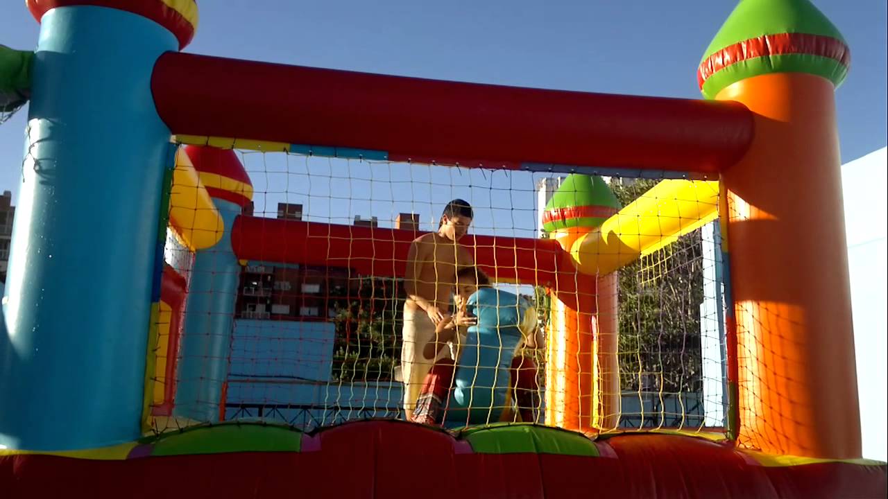 Siempre seremos niños. (Castillo inflable)