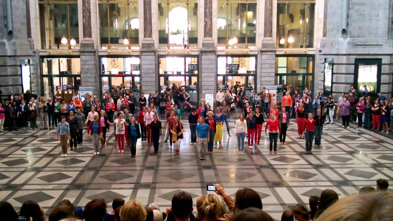 flashmob in station Antwerpen door leerkrachten van KVRI Vorselaar