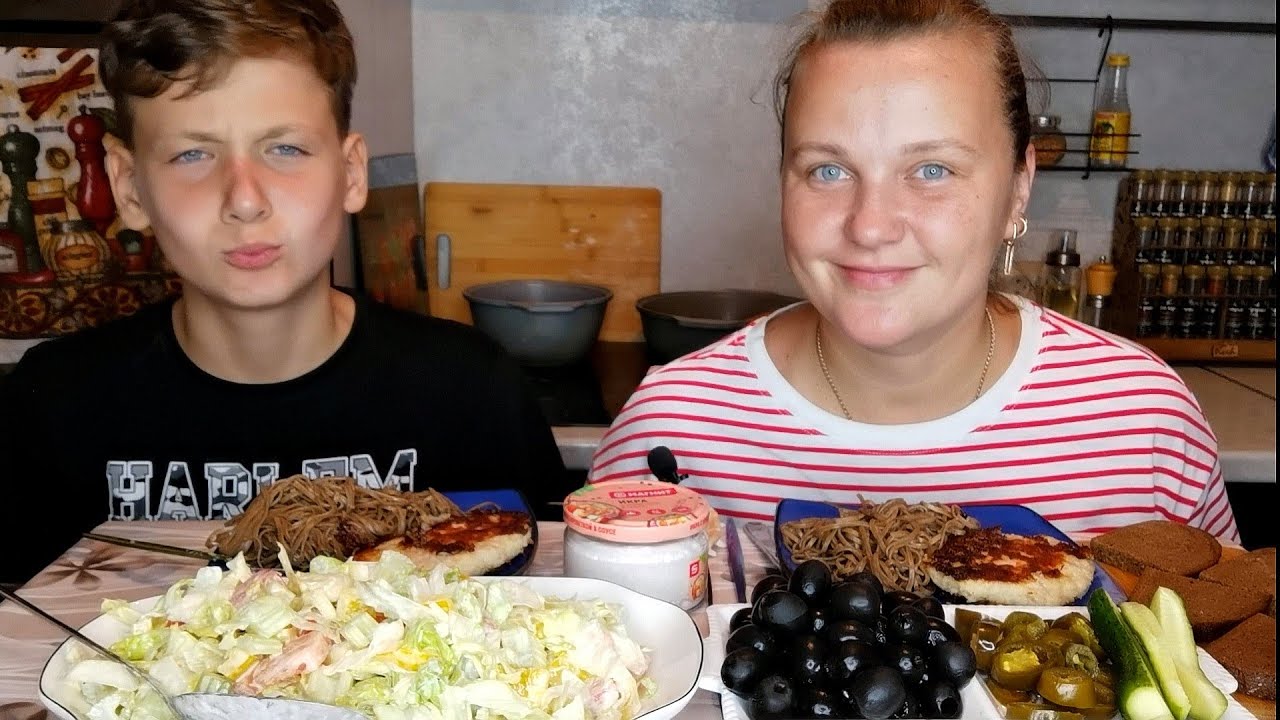 Мукбанг Шницель, салат