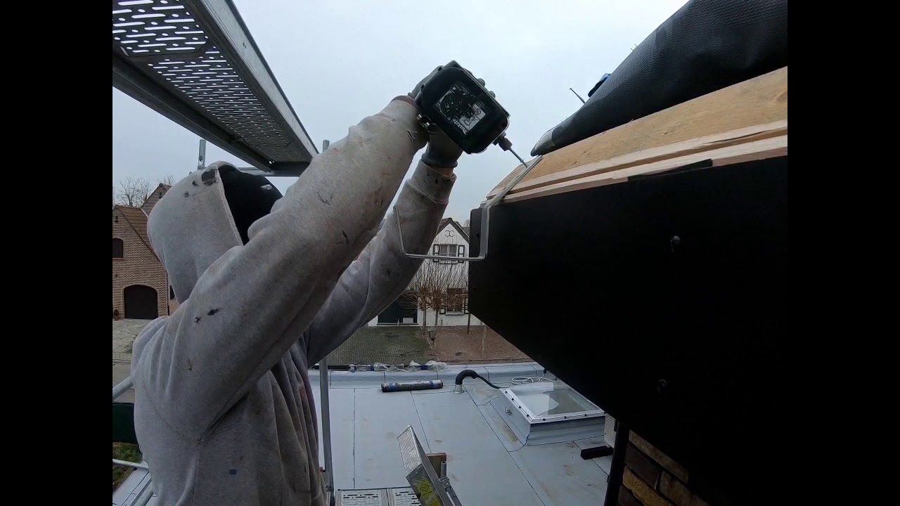 Timmeren van dakoversteek en plaatsen van zinken hanggoot.