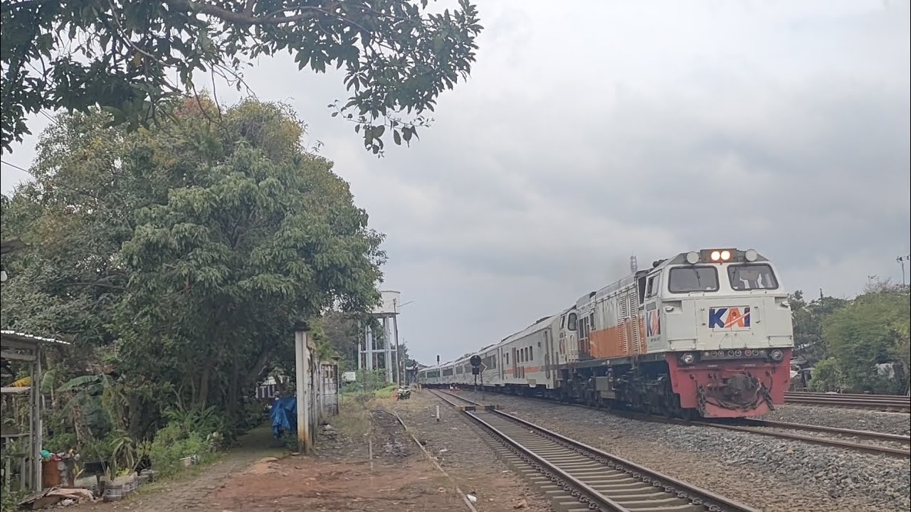 Ngabuburit Di Sisi Emplasemen St Kalongan di Jl Slamet Riyadi || Nonton Kereta Api PJL 102 