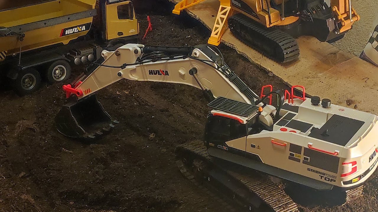 RC dirt madness, excavator  vs dump truck