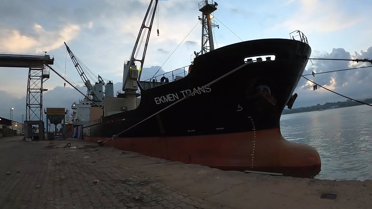 Bizle Aynı Limanda Olan Türk gemisini ziyaret ettik - Liman Polisine Rüşvet Vermek Zorunda Kaldım