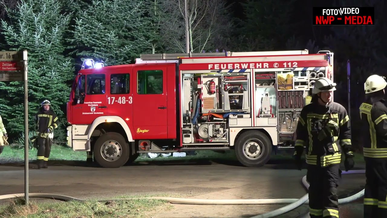 Flammen fressen sich durch Dachstuhl in Sandkrug (NWP-MEDIA)