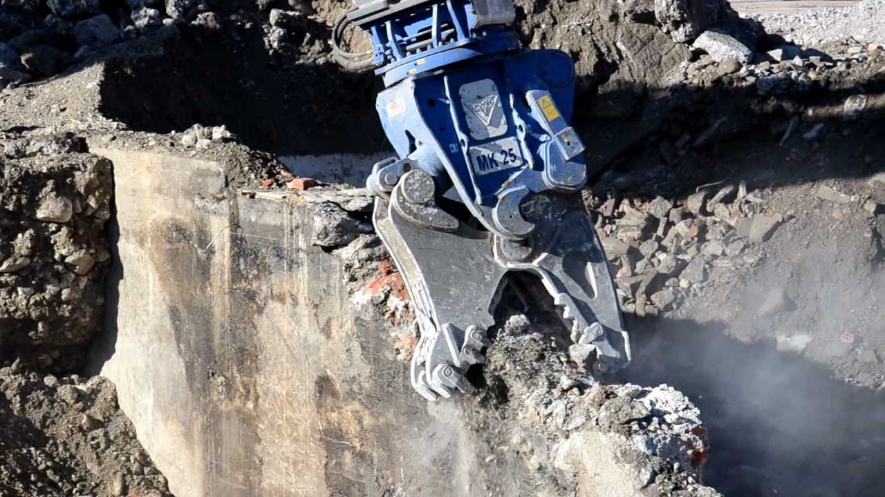 Hydraram MK-25 Multiprocessor in action with pulverizer jaws mounted on Liebherr 944