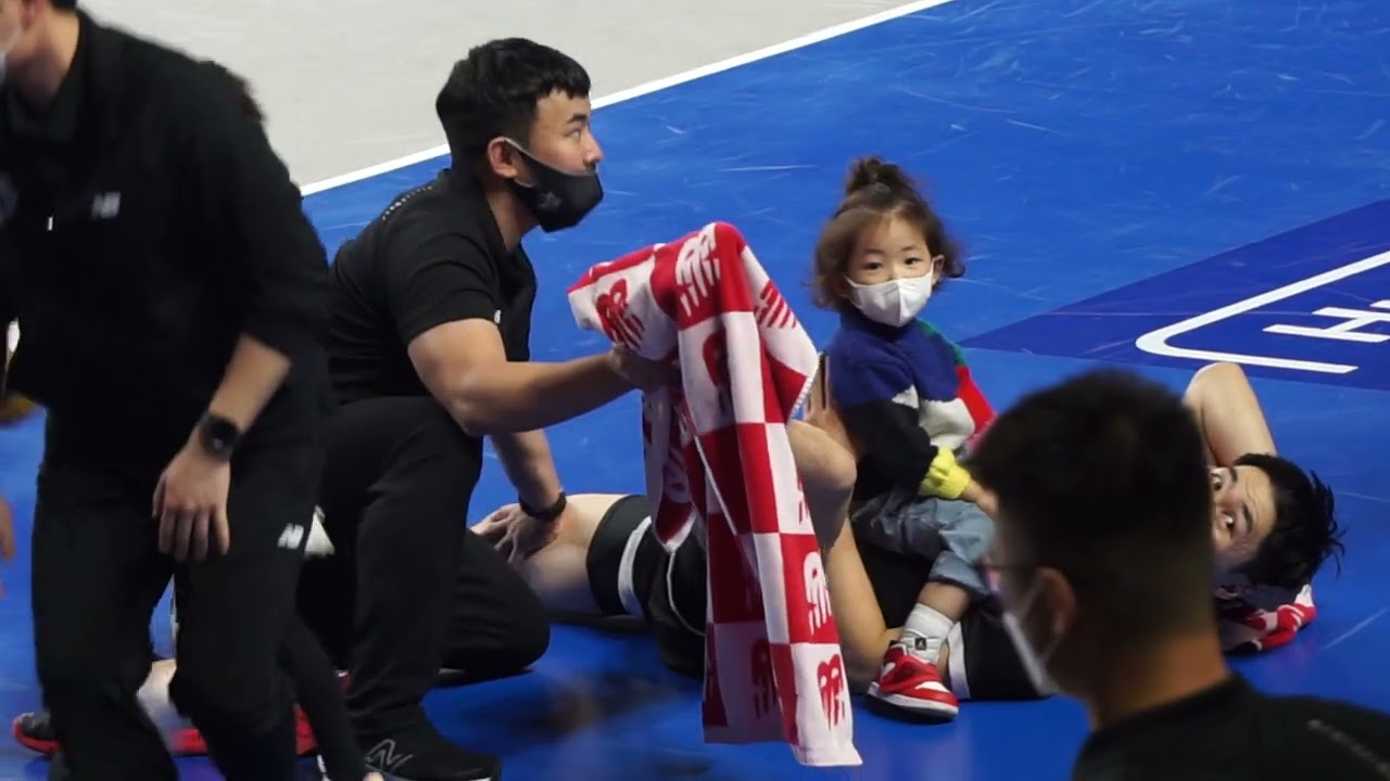 221028 대한항공전 경기종료 후 전광인 아들 전루안