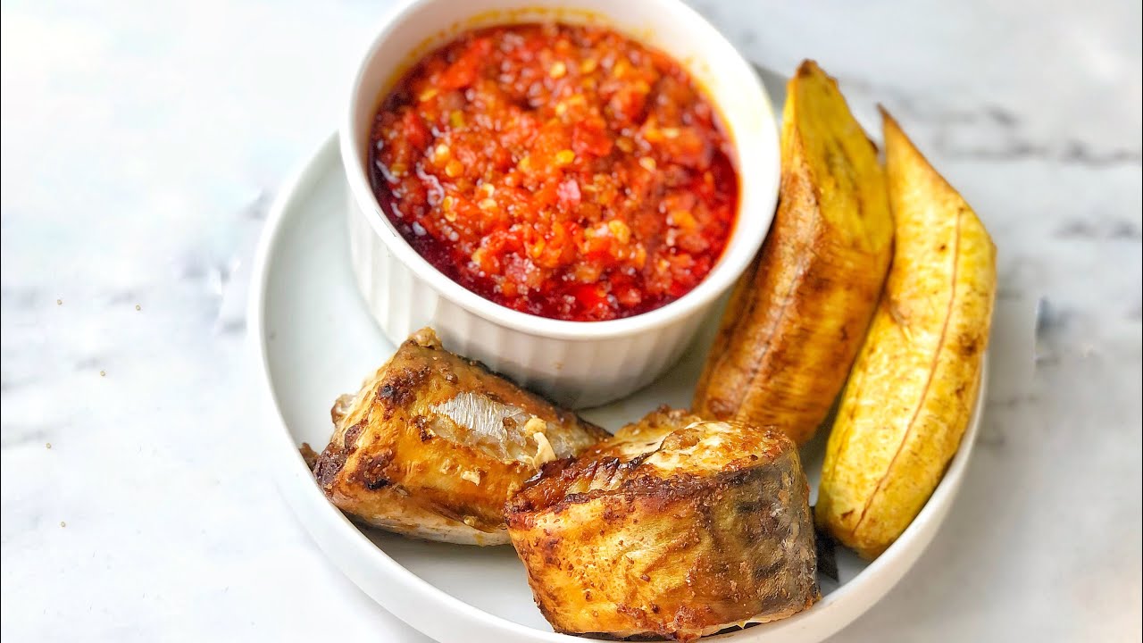 HOW TO MAKE NIGERIAN BOLE |ROASTED PLANTAIN , FISH  WITH PEPPER SAUCE