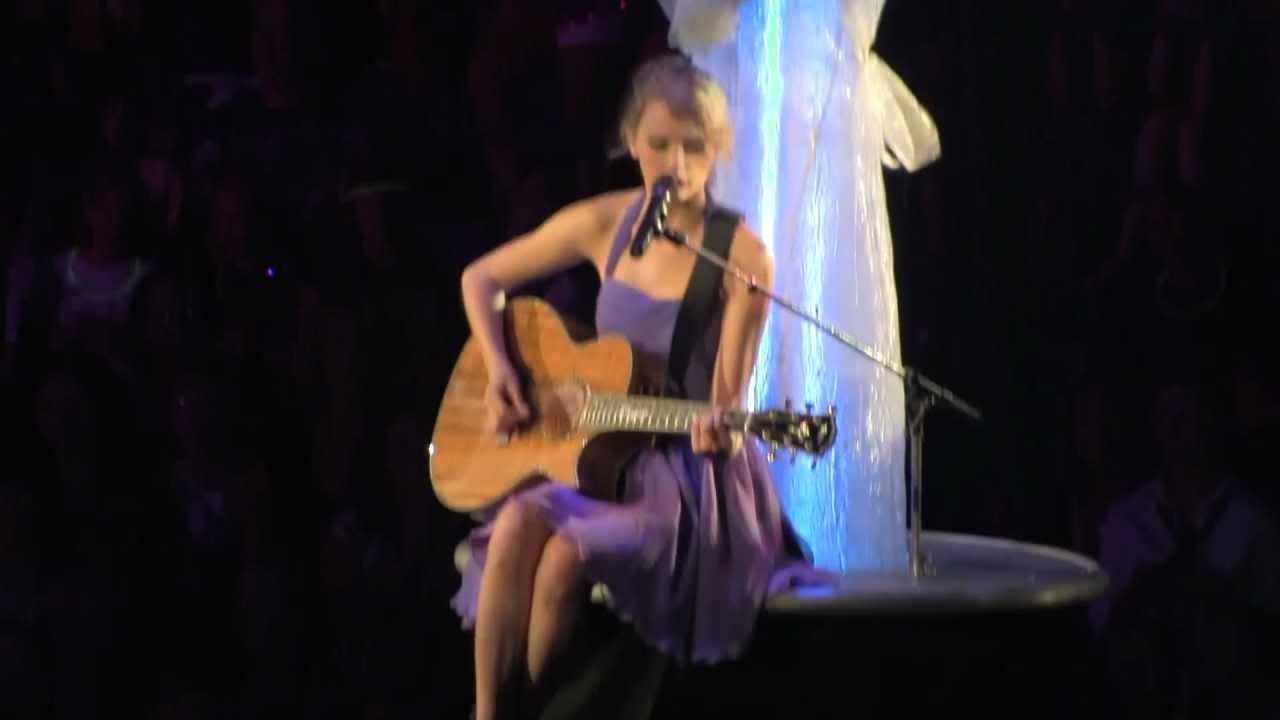 Taylor Swift Fall Out Boy Cover in Chicago 08/09/2011 [HD]