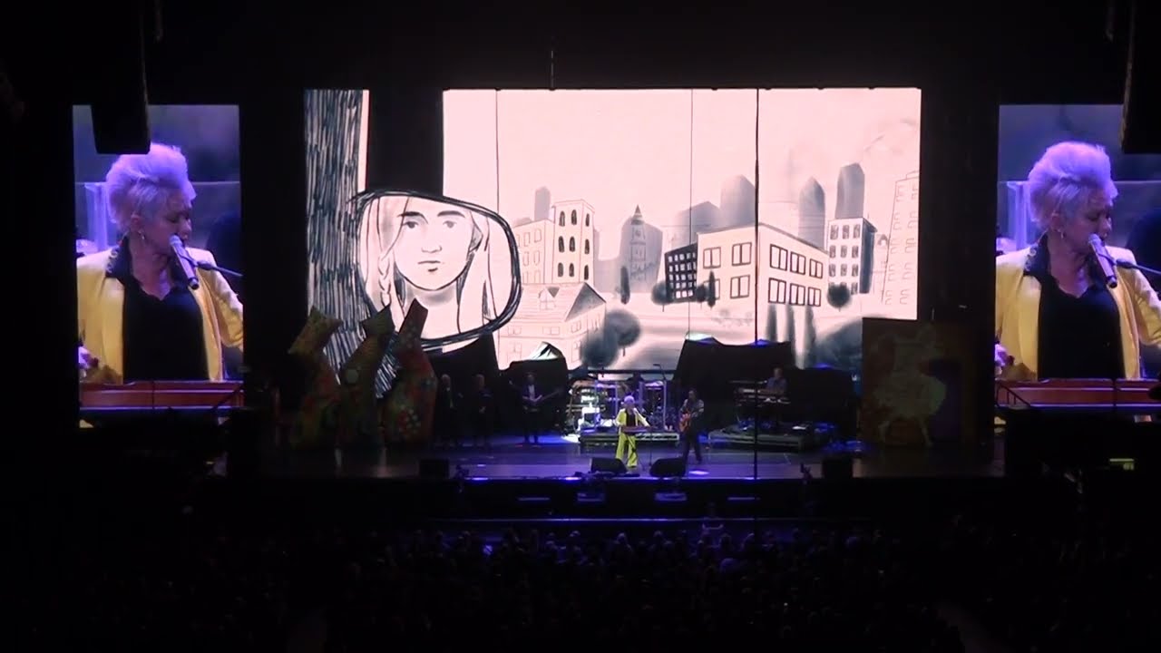 Cyndi Lauper talks about Rod Stewart and almost tripped over on stage - Sailing + Sally's Pigeons