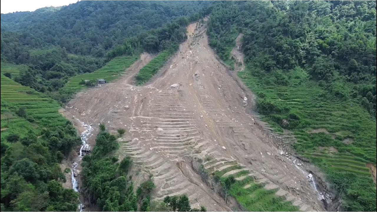 Lở đất kinh hoàng tại xã Bản Nhùng vùi lấp hoàn toàn 4 ngôi nhà một bé gái ra đi mãi mãi