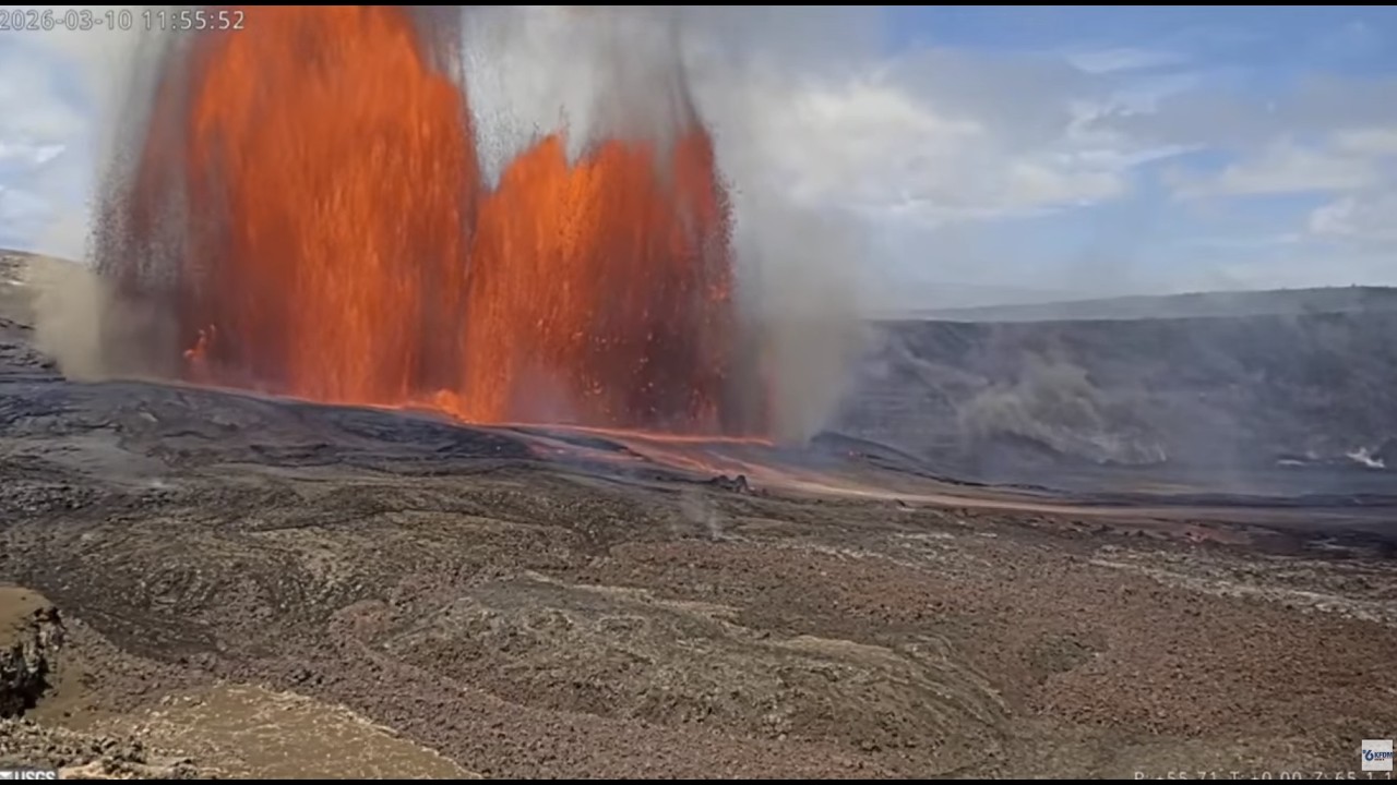 ACTIVE KILAUEA VOLCANO ERUPTION