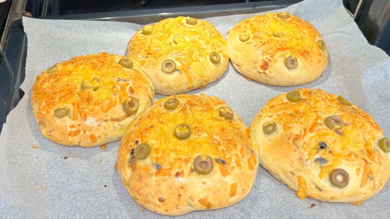 PAINS MOELLEUX AUX OLIVES FROMAGE UN REGAL POUR L'FTOUR