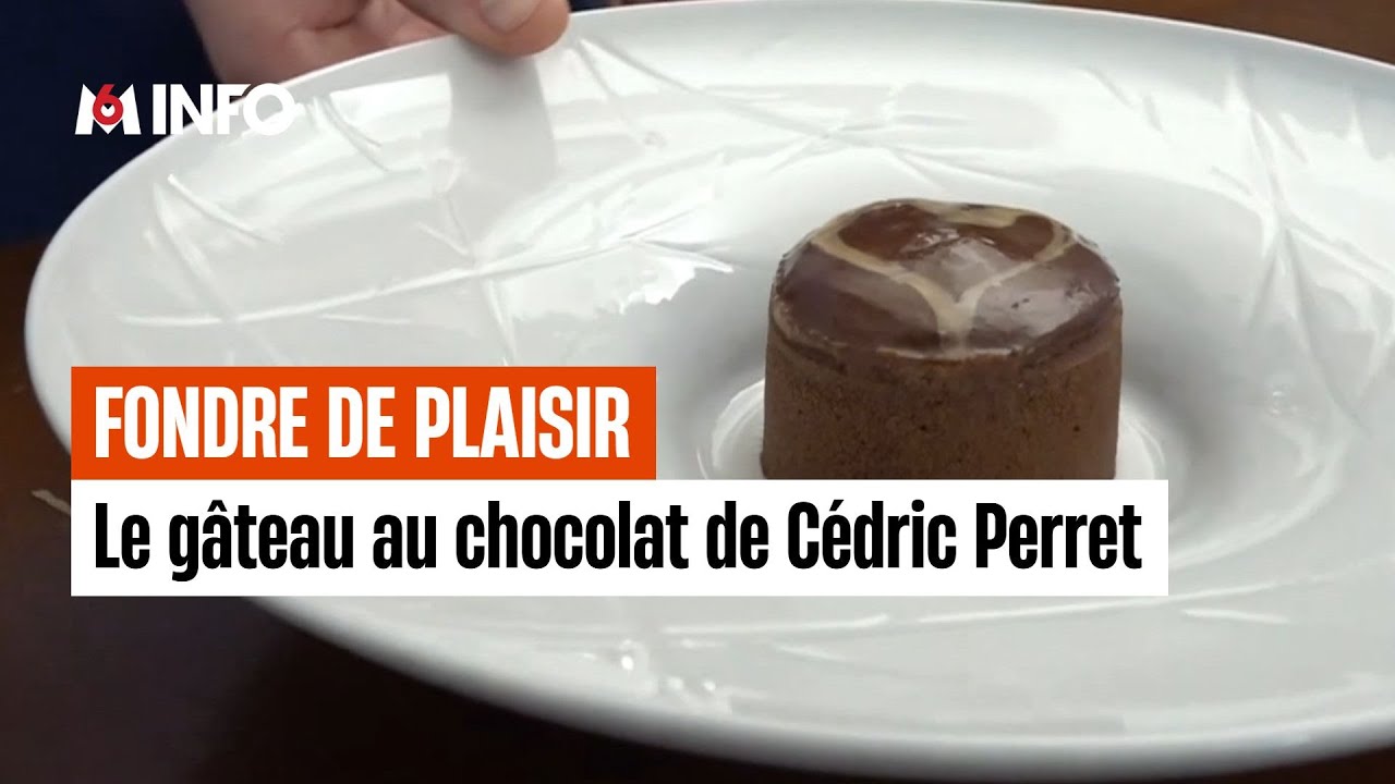 Cédric Perret présente son gâteau au chocolat