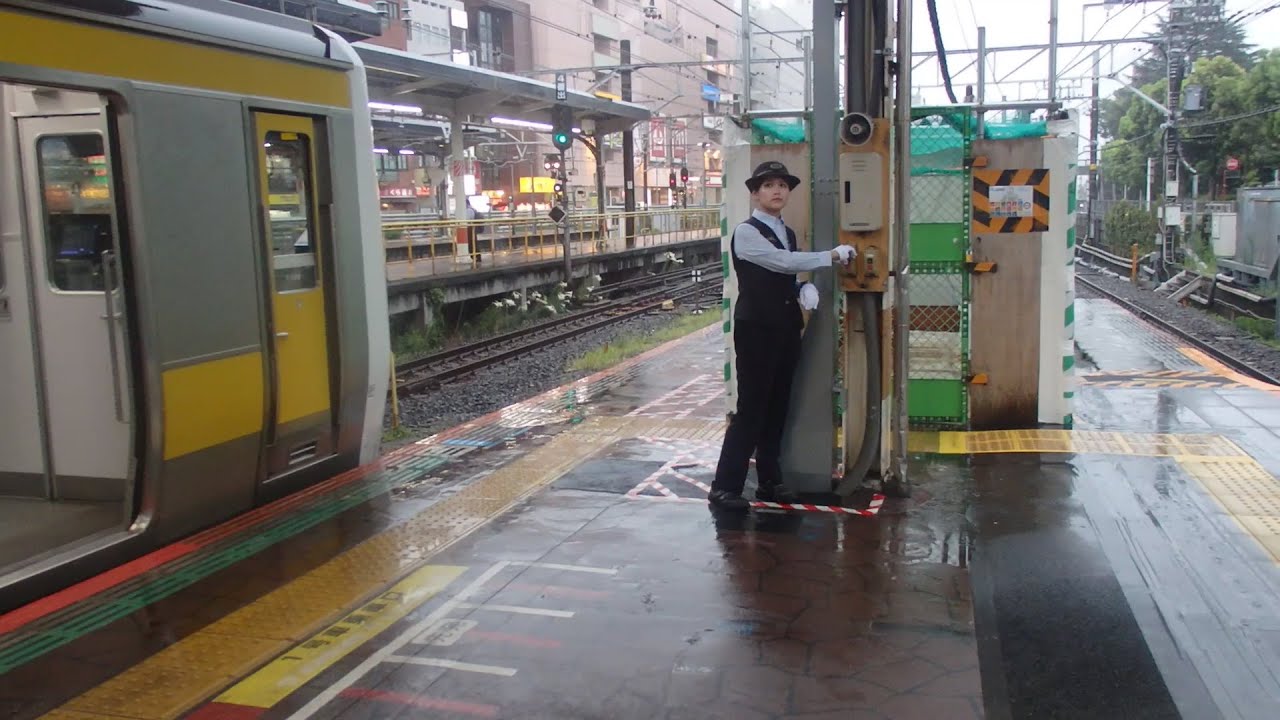 総武線津田沼駅での女性車掌動作ME