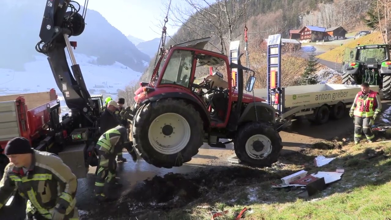 Traktor stürzt 120 Meter ab – Landwirt in Au schwer verletzt