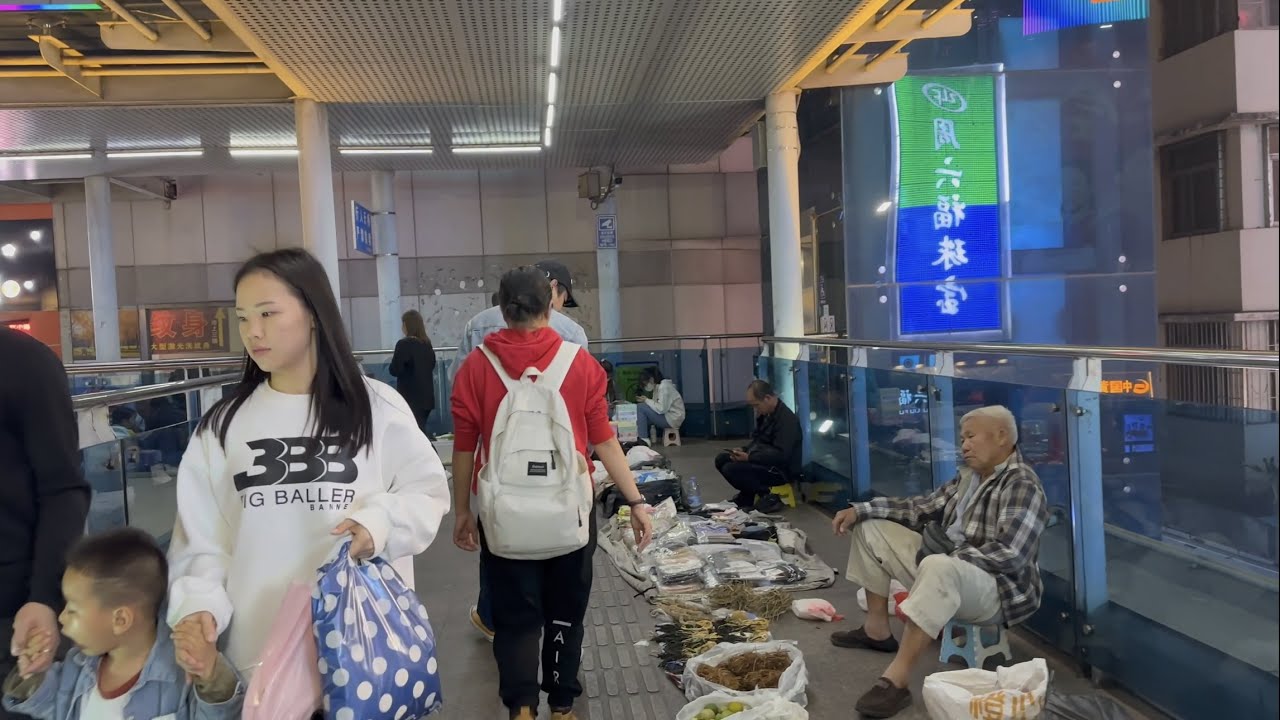 江門市JIangmen逢江區老街晚上的市況街拍記錄：堤中路兩岸燈飾、常安路步行商業街、象溪路天橋地攤、羊橋路夜市、地王廣場夜景。