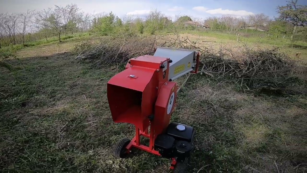 Tocător de crengi,consum jumătate litru benzină pe ora.ARPAL.Wood splitter made in Ukraine