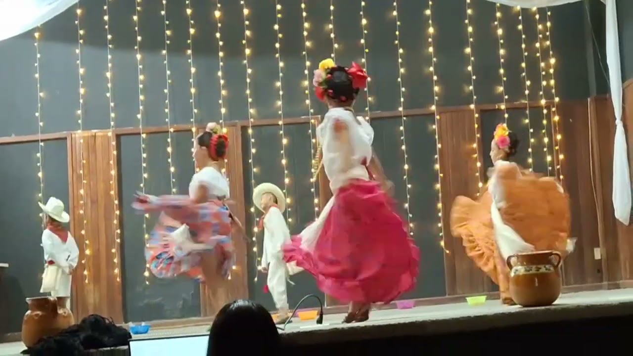 PRIMERA PRESENTACIÓN DE NATALIA BELÉN CON SU GRUPO DE FOLKLORE. BAILE 