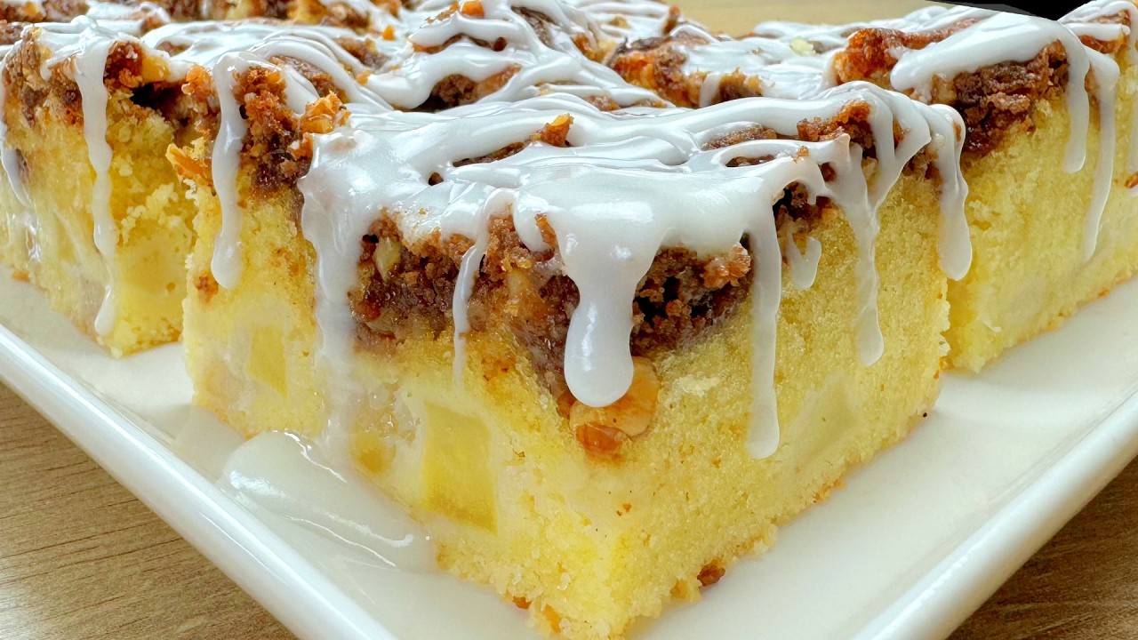 Apple Crumble Cake - Easy and Quick! Apple Cake recipe, with Delicious crumble topping!