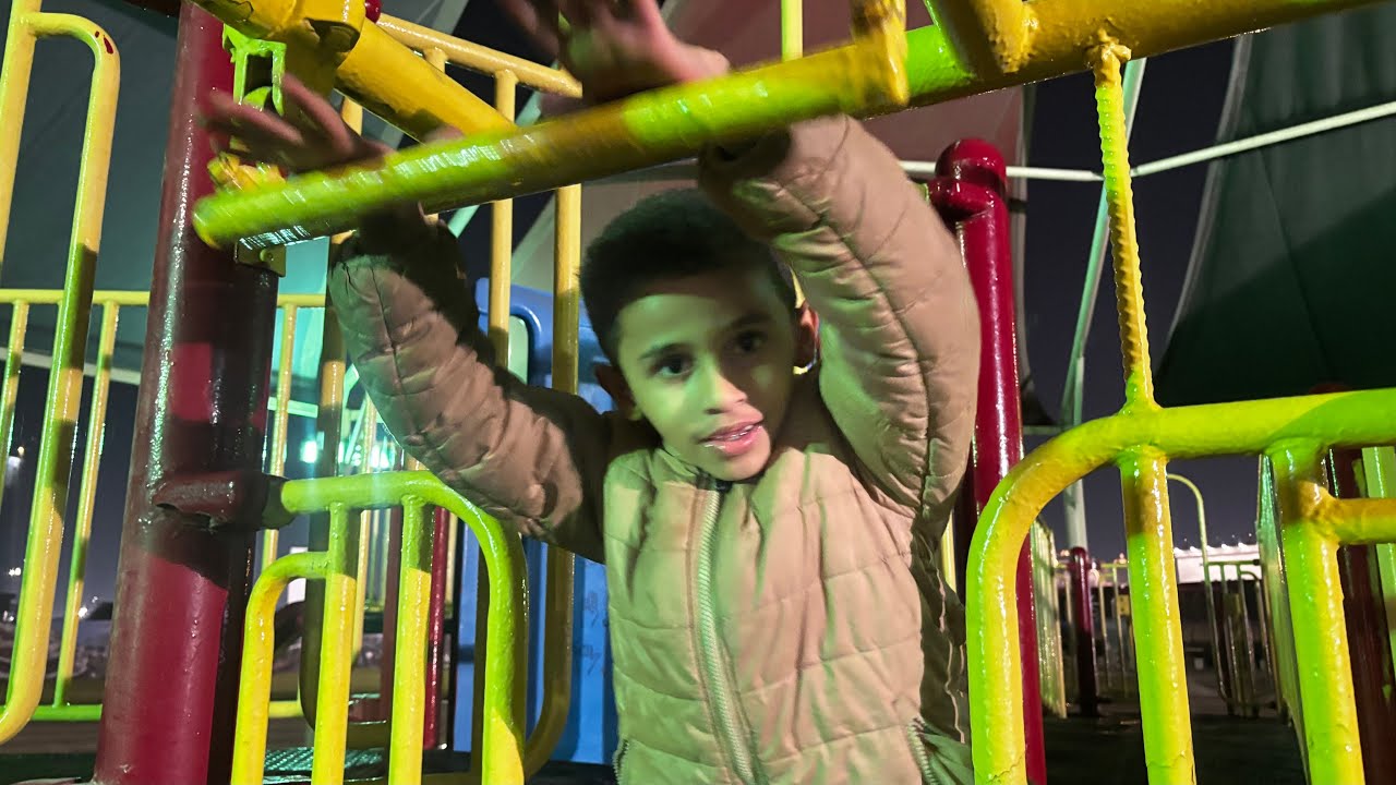 مجتبى يلعب 