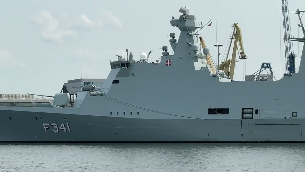 D&auml;nische Fregatte HDMS ABSALON (F 341) liegt im Rostocker &Uuml;berseehafen 4.6.2025