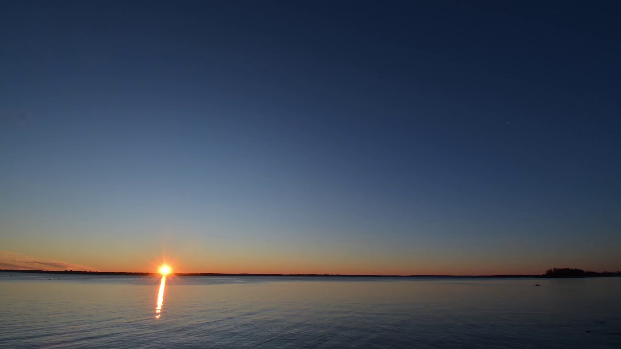 Double Feature: Moonrise and Sunrise 4k
